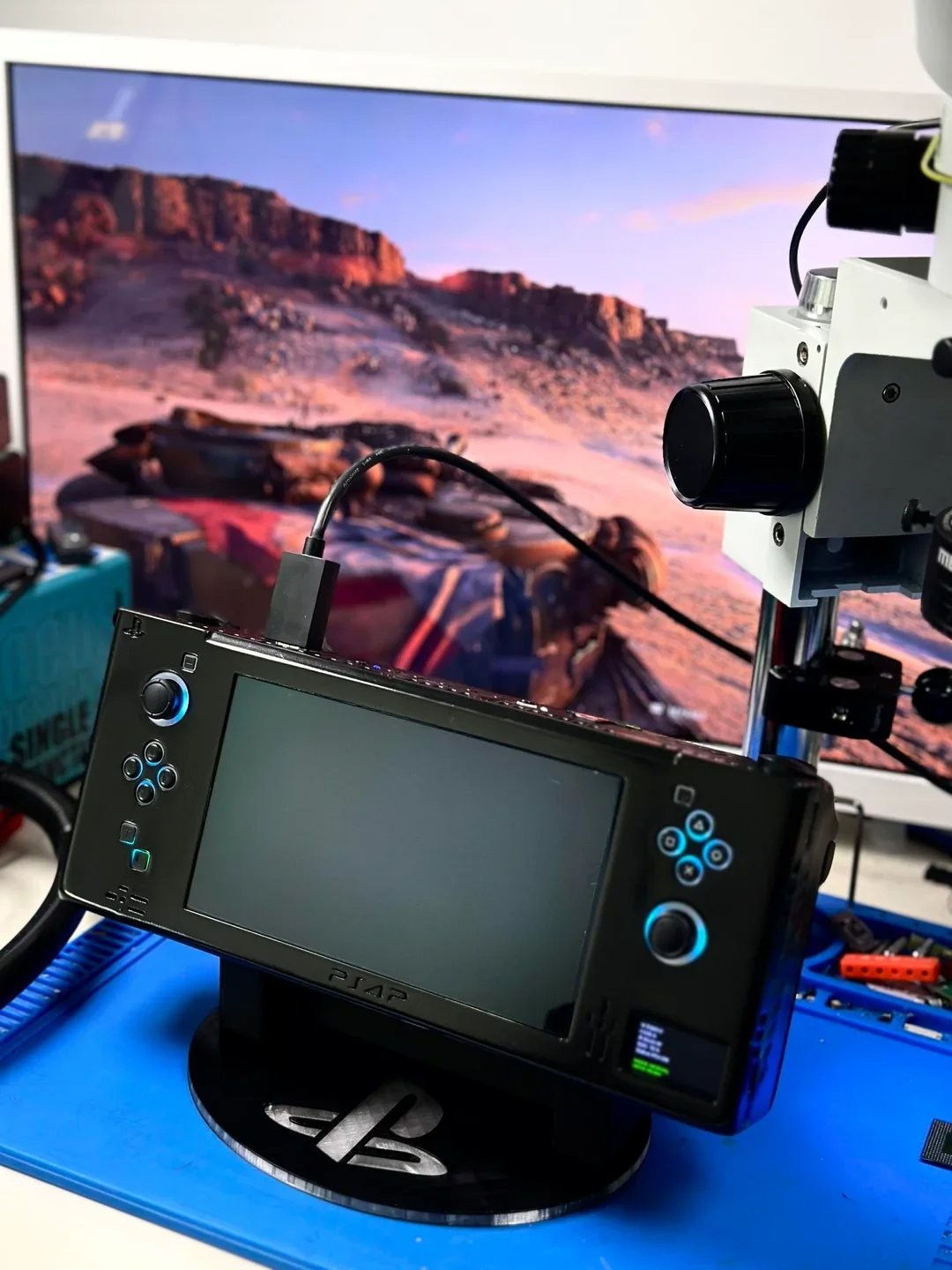 이것이 진짜 PS4 휴대용 콘솔이다! 해외 명장들이 손수 제작한 '언차티드4'를 1시간 30분 동안 플레이할 수 있다