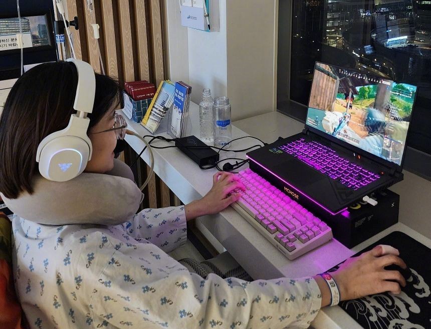 Сотни игроков PlayerUnknown's Battlegrounds помогают неизлечимо больной учительнице осуществить ее мечту и помочь ей научиться есть курицу.