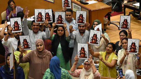 Abgeordnete der politischen Partei Apu protestierten am 25. Mai 2026 während einer Sitzung des Delhi Town Hall in Neu-Delhi, Indien, gegen die Weitergabe von Prüfungsunterlagen für Studenten.