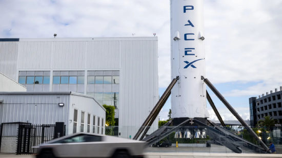 2026년 4월 13일 월요일, Tesla Cybertruck이 미국 캘리포니아주 호손에 있는 SpaceX 공장을 지나갔습니다.