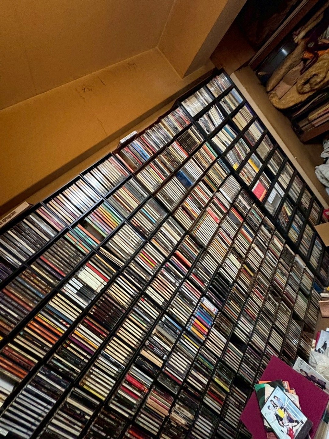 A Japanese homebody who lived alone passed away, leaving behind a house full of collectibles