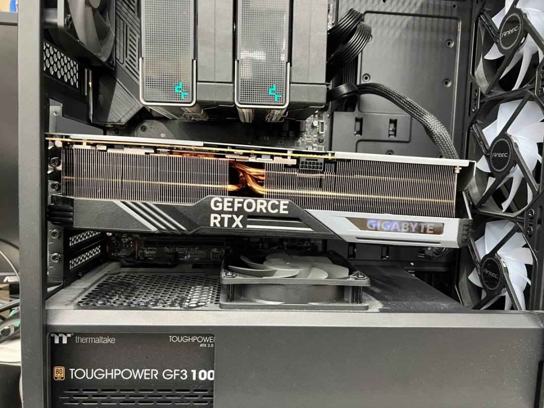 Ein weiteres Beispiel! Die Grafikkarte ist zu schwer und zerstört den PCIe-Steckplatz des Motherboards.