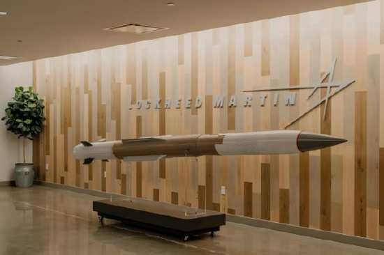 Um modelo do míssil interceptador de defesa aérea PAC-3 MSE exibido no saguão da Lockheed Martin. A Lockheed Martin concordou em aumentar a produção de vários tipos de munições, incluindo interceptadores antiaéreos.