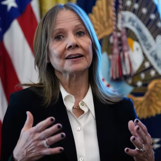 A CEO da General Motors, Mary Barra, fala no Salão Oval da Casa Branca