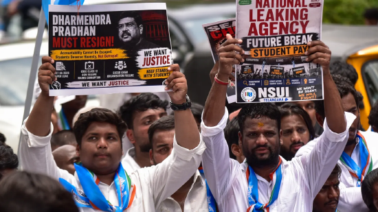 Em 13 de junho de 2026, em Hyderabad, Telangana, manifestantes da União Nacional de Estudantes da Índia seguraram cartazes com o retrato do Ministro da Educação indiano, Dharmendra Pradhan, para protestar contra o suposto vazamento de papéis de teste pelo Conselho Nacional de Exame e o reagendamento forçado do Exame Nacional de Admissão Médica (NEET).