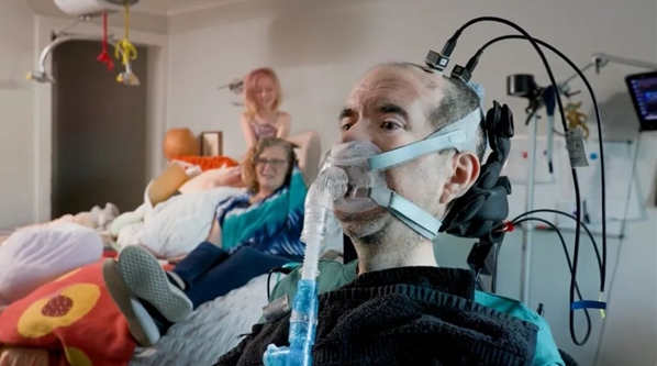 ALS-patiënt heeft al twee jaar een hersen-computerinterface geïmplanteerd en kan met zijn bewustzijn miljoenen woorden spreken