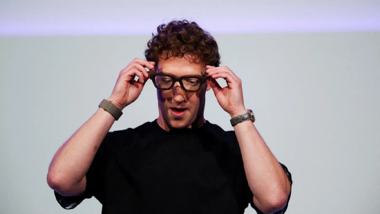 Em 17 de setembro de 2025, a conferência de desenvolvedores Meta Connect foi realizada na sede da Meta em Menlo Park, Califórnia, EUA. O CEO da Meta, Mark Zuckerberg, usou óculos de exibição inteligentes Meta Ray-Ban e lançou uma nova série de óculos inteligentes.