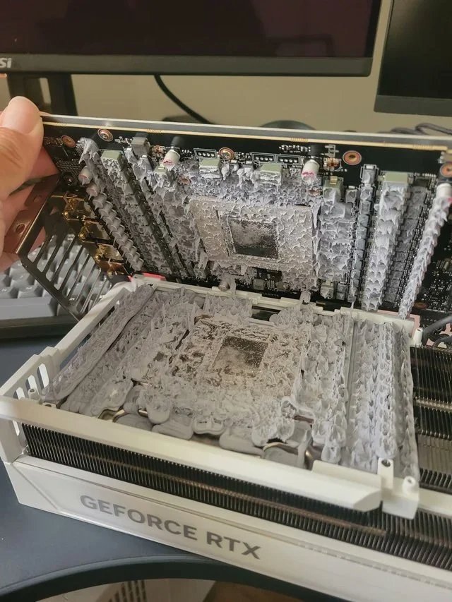 Er was zoveel siliconenvet dat het overstroomde, maar de temperatuur niet kon verlagen. Spelers waren stomverbaasd nadat ze de RTX 5090 uit elkaar hadden gehaald.