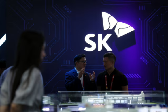 Dos miembros del personal hablan en el stand de SK Hynix China International Supply Chain Expo. Esta transacción de recaudación de fondos puede establecer uno de los casos de venta de acciones más grandes de la historia.