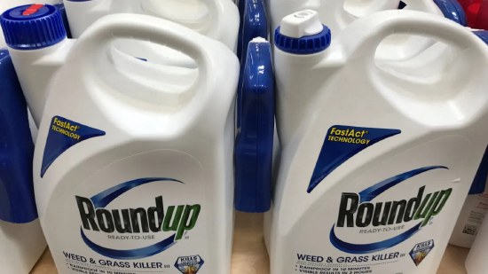 Herbicida Monsanto Roundup a la venta en un estante en Encinitas, California, EE.UU., 26 de junio de 2017.