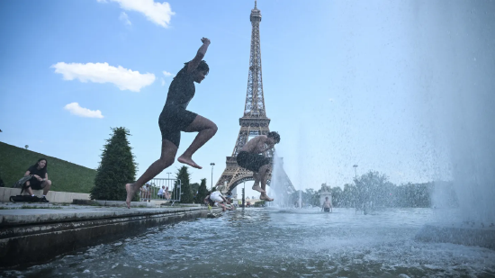 El 22 de junio de 2026, en París, Francia, la gente se refrescó en la Fuente del Trocadéro para escapar del calor.