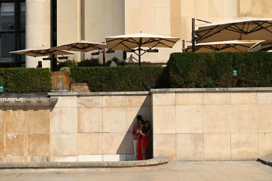 Durante la ola de calor, la gente en la plaza Trocadéro de París se refugió bajo la sombra de los árboles para escapar del calor; muchos restaurantes tenían asientos vacíos al aire libre.