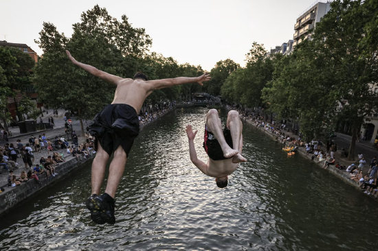 Se inauguró un centro de refrigeración de emergencia para altas temperaturas en Burdeos, Francia. Mucha gente descansaba en camas plegables; Los jóvenes saltaron al canal Saint-Martin para refrescarse.