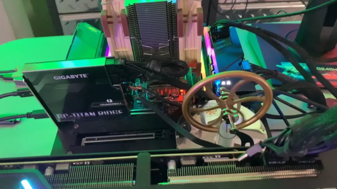 Een stoommachine in het chassis? Microsoft-ontwikkelaars gebruiken CPU-afvalwarmte om de Stirling-motor van stroom te voorzien