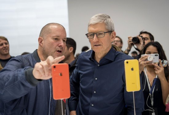 Jony Ive(左)与苹果公司首席执行官库克于2018年的合影,一年后这位设计主管离开了苹果公司。