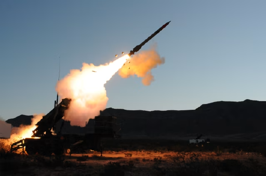 PAC-3 MSE मिसाइल चमकीले नारंगी टेल फ्लेम के साथ अपने लॉन्चर से उड़ान भरती है