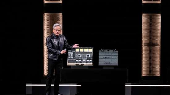 Le 16 mars 2026, lors de la conférence NVIDIA GTC à San Jose, Californie, États-Unis, le PDG de NVIDIA, Jensen Huang, a prononcé un discours d'ouverture avec à côté de lui un plateau informatique Vera Rubin Ultra Kyber et un fond de panier d'interconnexion Vera Rubin Ultra Kyber NVLink. NVIDIA, une entreprise clé dans la vague de construction de puissance de calcul de l'IA, prévoit que d'ici fin 2027, les revenus de ses deux principales gammes de puces, Blackwell et Rubin, atteindront au moins 1 000 milliards de dollars.