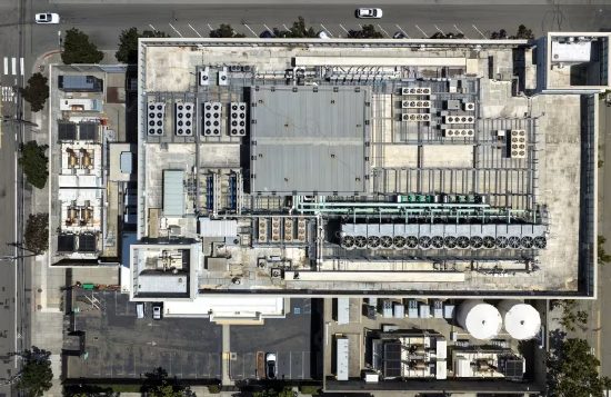 Koelsysteem op het dak van het Digital Reality Data Center in Oakland, Californië.