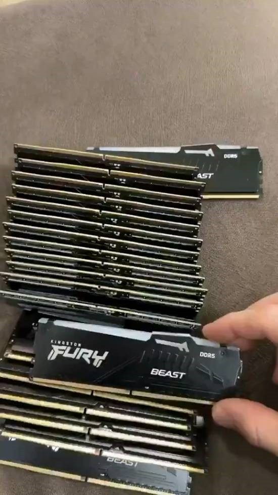 18岁小伙重金怒囤20根DDR5内存 押注15年后翻5倍