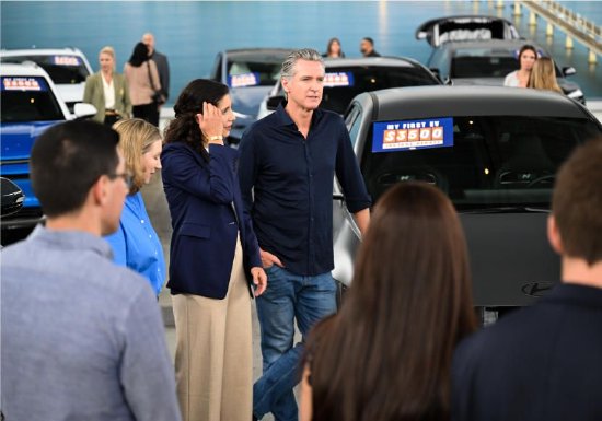 加州州长纽森站在一台现代旁，宣传他的补贴计划