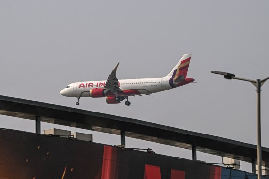 这张资料照片显示,印度航空公司运营的一架空客A320飞机准备在新德里英迪拉·甘地国际机场降落