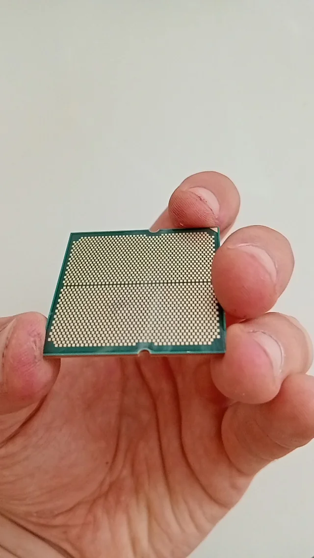 仅使用三个月锐龙7 7800X3D烧毁 还损坏了主板插槽